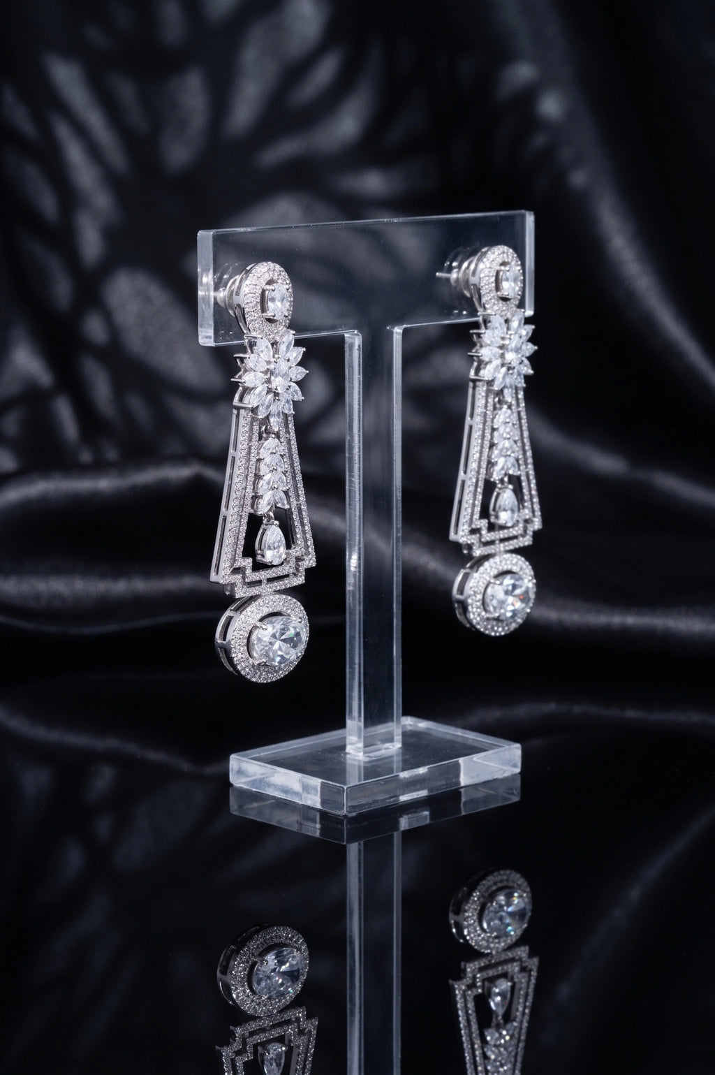 Queenly diamond earring