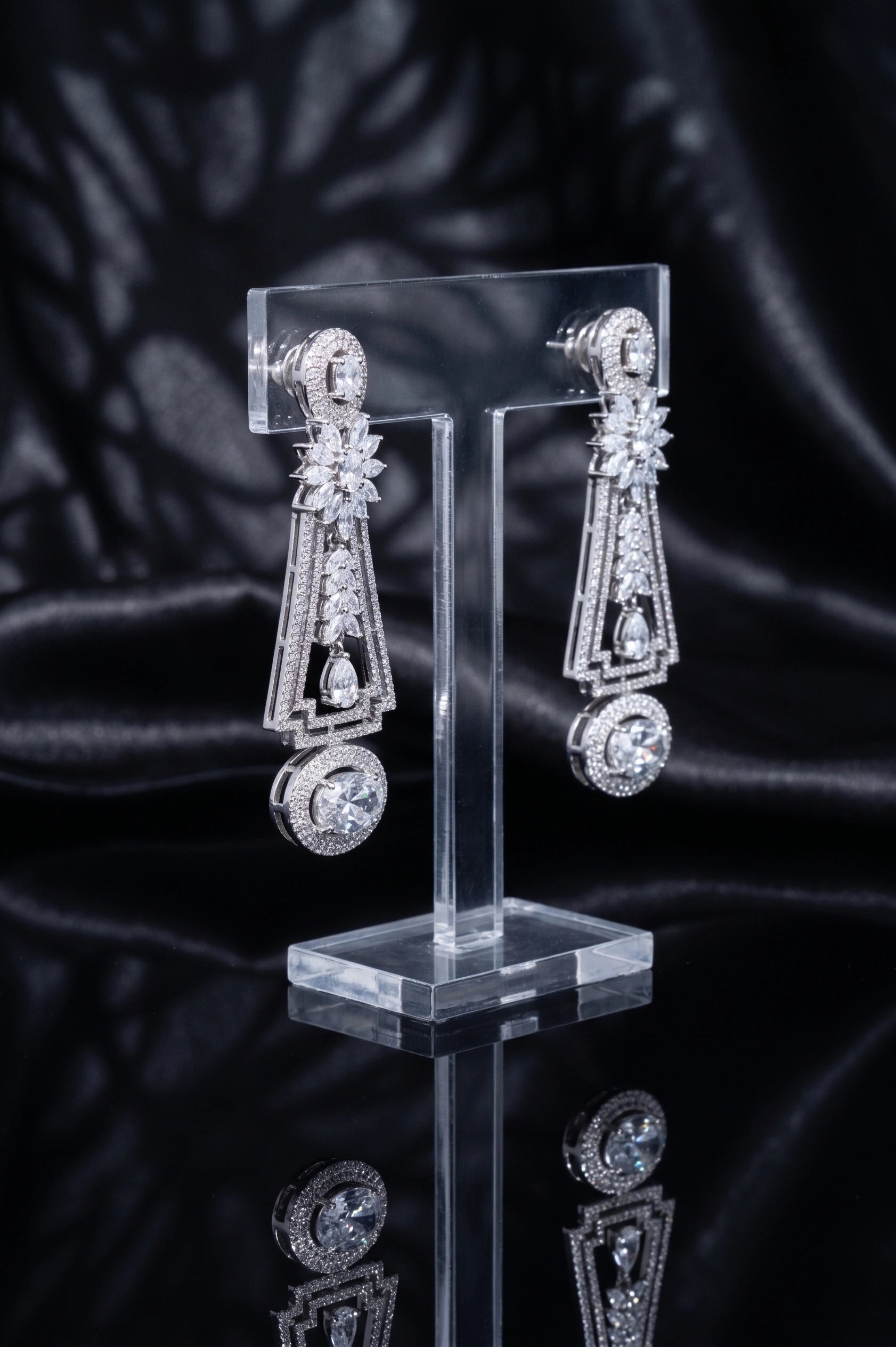 Queenly diamond earring