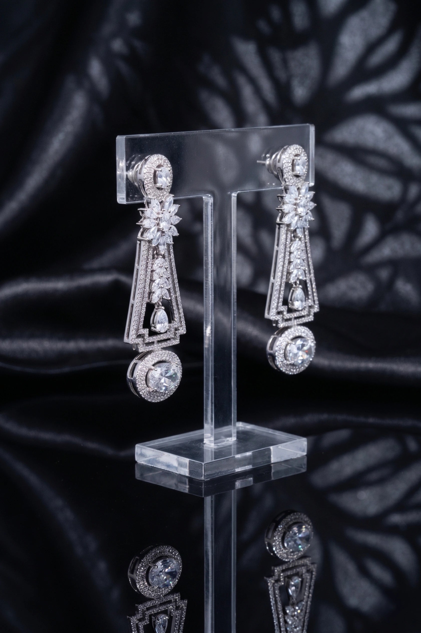Queenly diamond earring