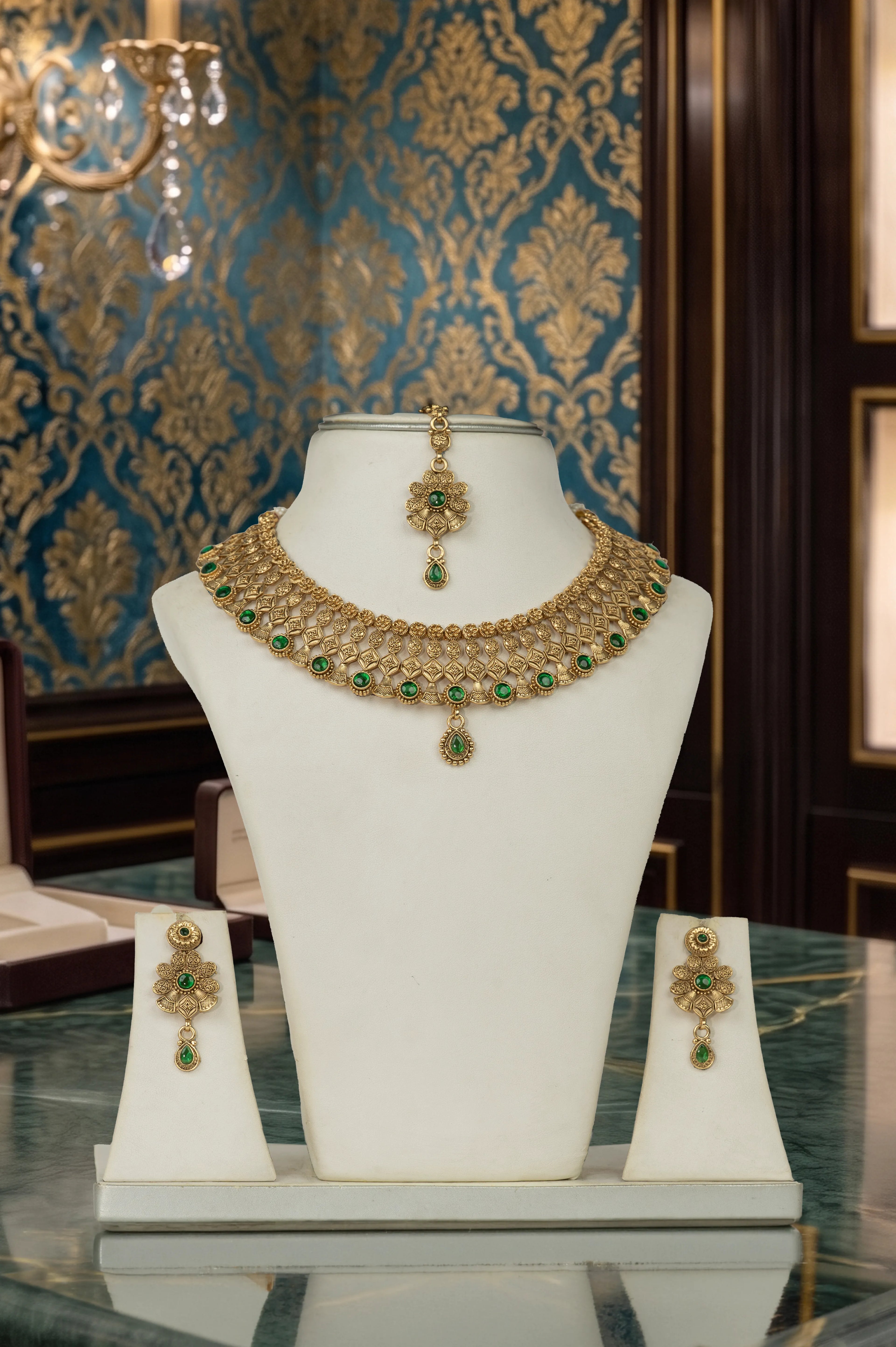 Charming kundan set