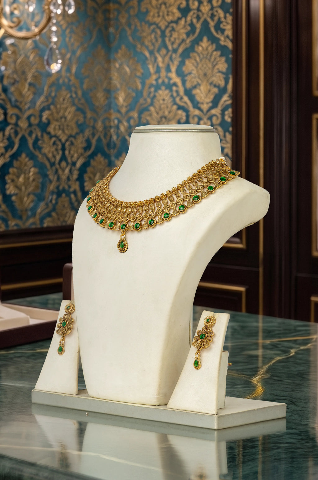 Charming kundan set