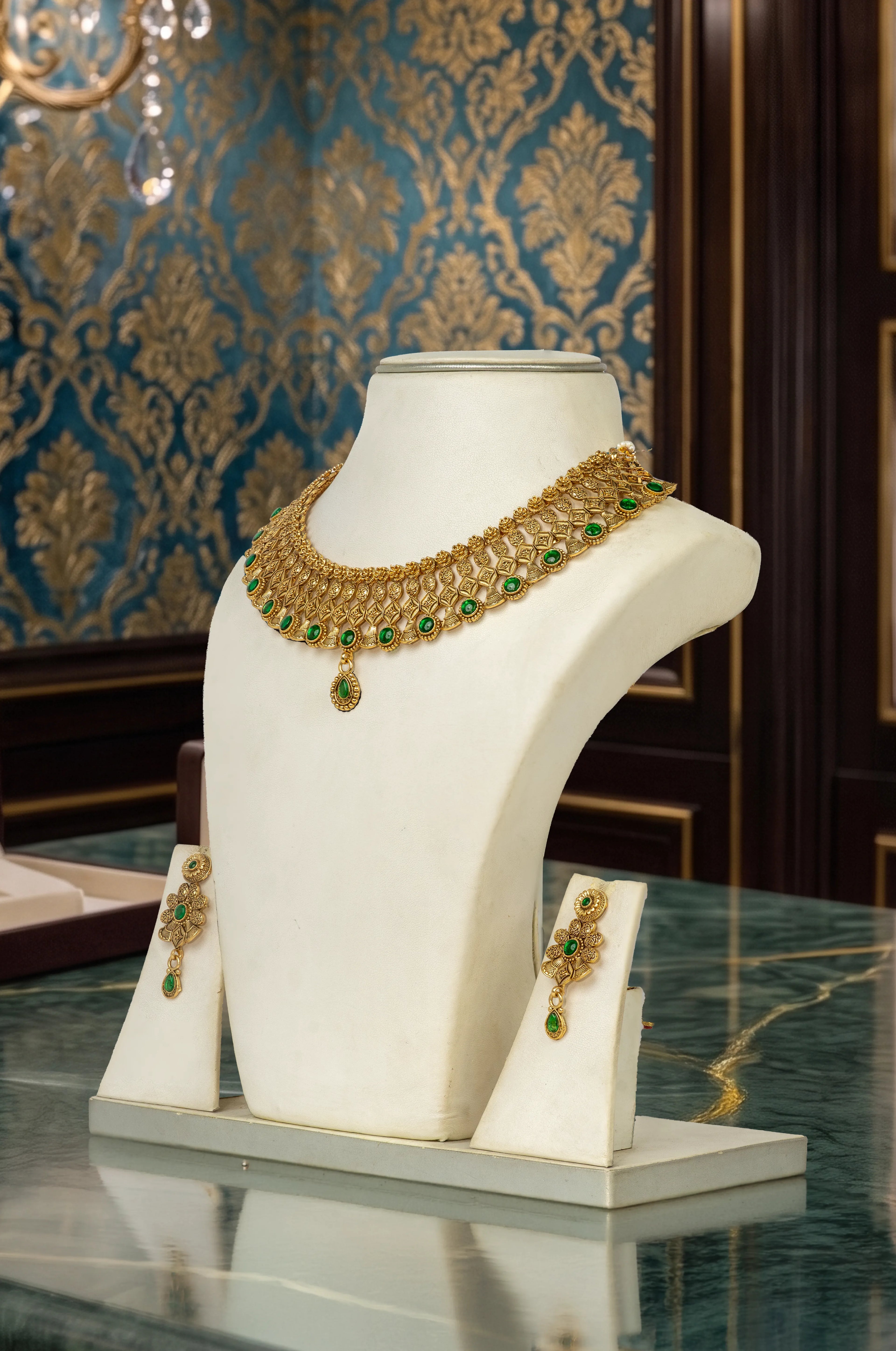 Charming kundan set