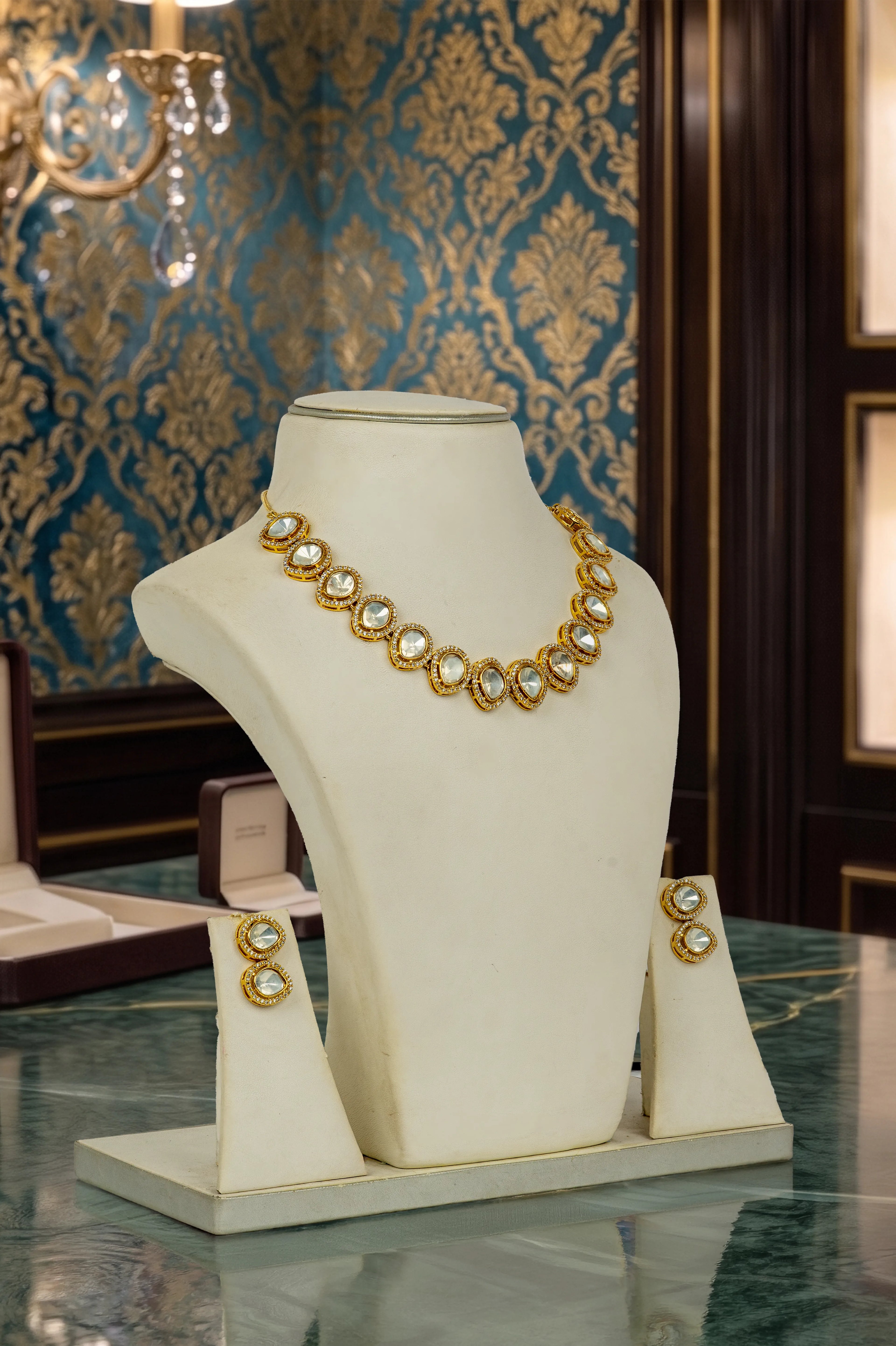 Graceful kundan set